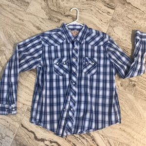 Howdy, I’m selling a Wrangler western shirt with pearl white snap buttons. XL
